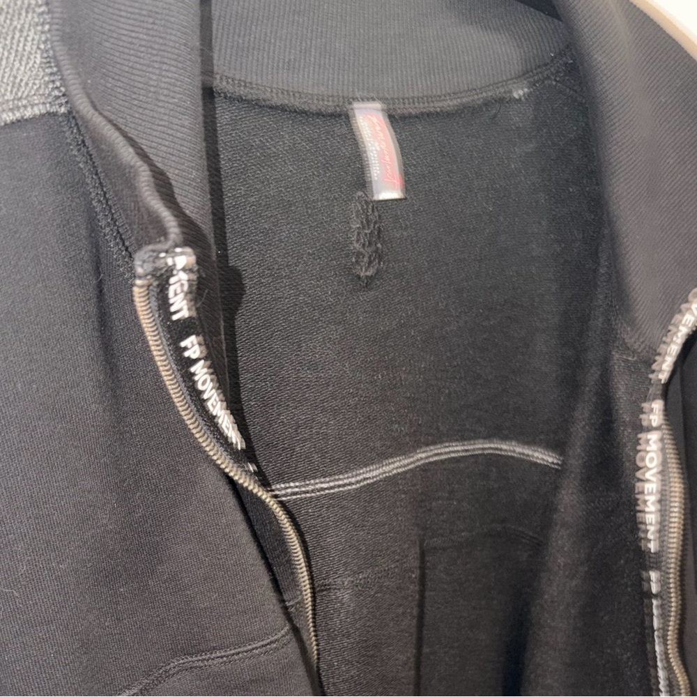 Free People Cropped Zip Up lounge jacket- black and white with collar- great con - Picture 4 of 9